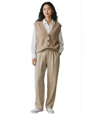 Tahari Fine Wool Women's Granola Color Sweater Vestin with Brown Buttons